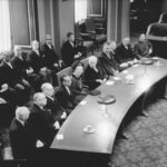 adviseert de regering en de eerste en tweede kamer